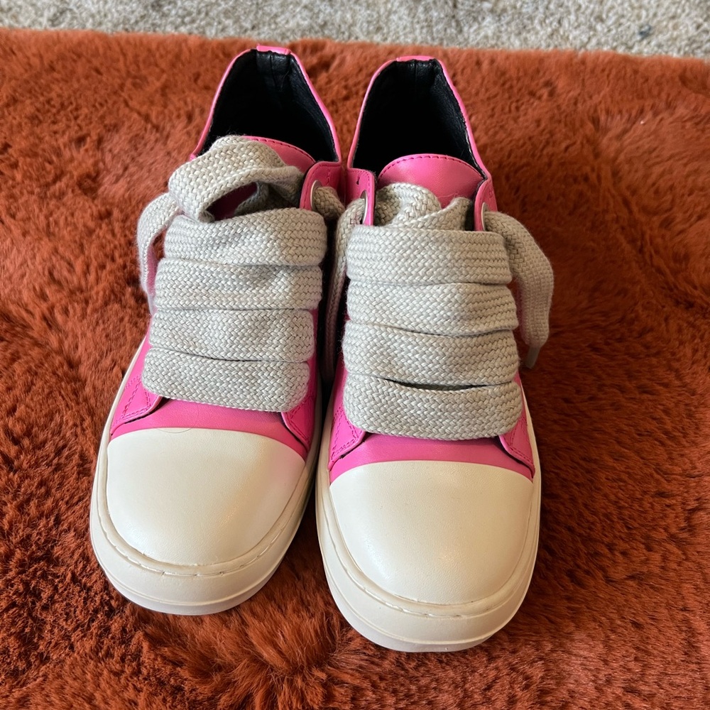 Pink shoes, thick laces. Never worn. Unknown brand